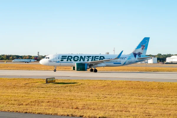 Avião atropela pedestre na hora da decolagem e voo é cancelado nos EUA