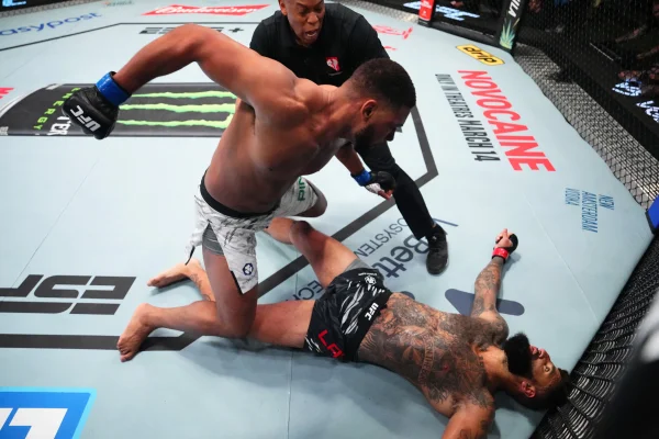 Foto colorida de Mario Pinto, lutador do UFC - Metrópoles
