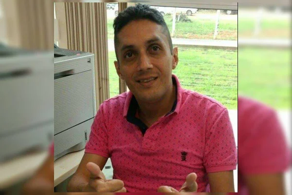 Homem de camisa rosa