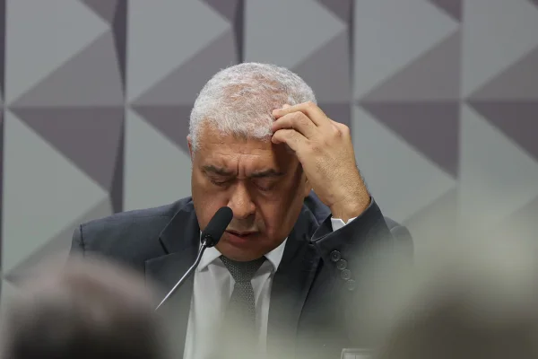 Imagem colorida do empresário Empresário Rubens Oliveira Costa é ouvido pela Comissão Parlamentar Mista de Inquérito (CPMI) do INSS