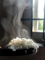 Um dos pontos mais importantes é lavar bem o arroz antes de cozinhar