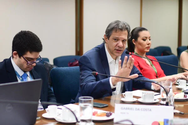 Isenção fiscal: evangélicos criam grupo com Haddad para discutir tema