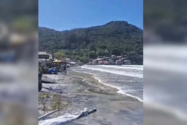Imagem colorida mostra mar após passagem de ciclone - Metrópoles