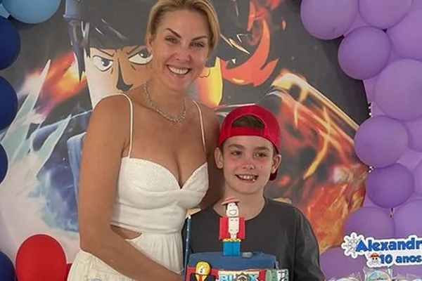 Ana Hickmann e Alezinho posam juntos e sorridentes durante a festa do menino - Metrópoles