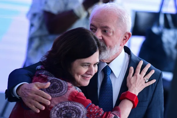 Foto colorida do presidente Lula e da ministra da Saúde Nísia Trindade - Metrópoles