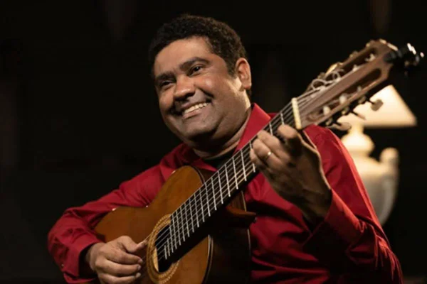 Foto colorida do músico Félix Junior - Metrópoles