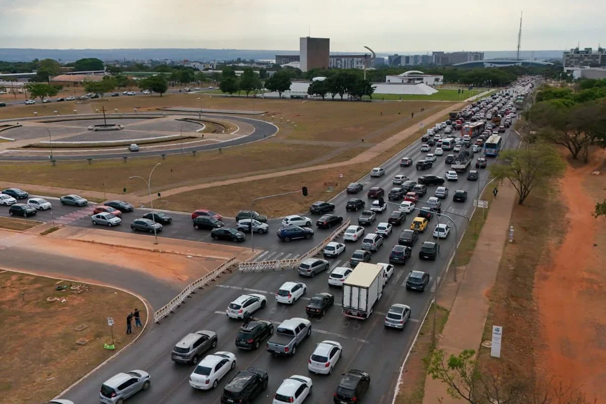 Três acessos foram completamente fechados e outros trechos parcialmente interditados pelo Detran-DF Três acessos foram completamente fechados e outros trechos parcialmente interditados pelo Detran-DF