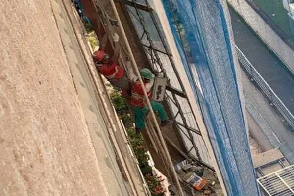 Andaime se solta do 5°andar e pedreiros ficam pendurados. Veja