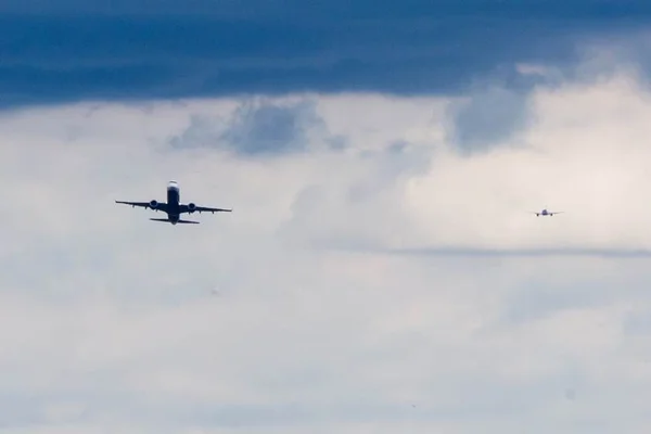 Piloto canta “Despacito” e bloqueia torre de controle de aeroporto
