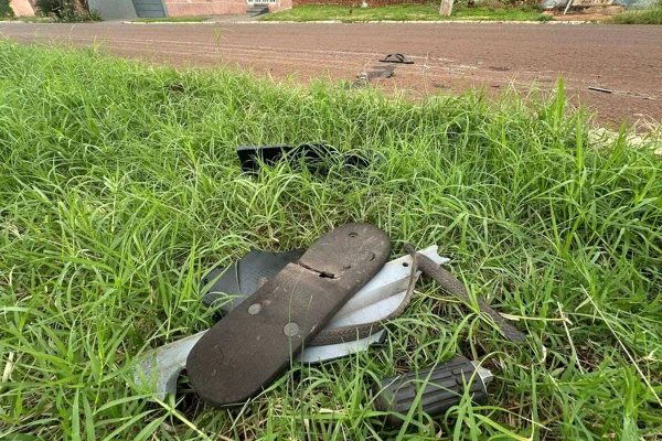 Foto de chinelo em grama - Metrópoles