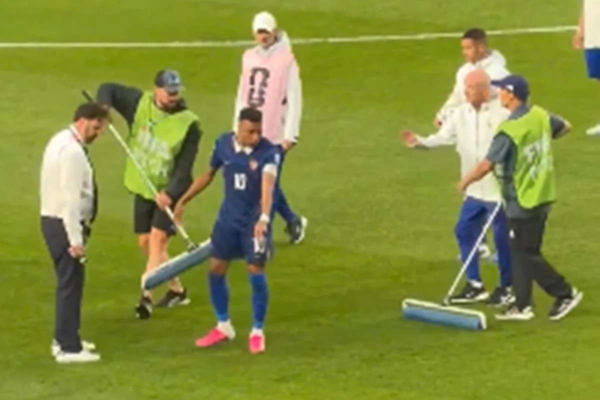 Mbappé ajuda funcionários a tirar água do gramado em partida da Copa do Mundo Mbappé ajuda funcionários a tirar água do gramado em partida da Copa do Mundo