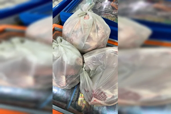 Imagem colorida de carnes compradas a partir de golpe pix em açougue de Valparaíso