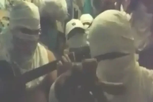 Imagem colorida de integrantes da facção Nova Okaida - Metrópoles
