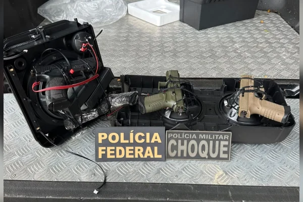 PF acha pistolas escondidas em caixa de som que seriam entregues à facção