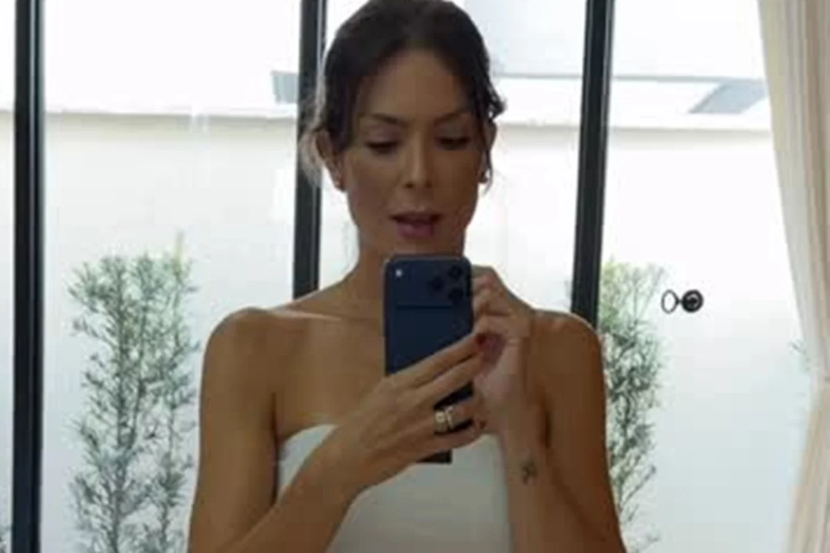 Débora Lyra posa para selfie Débora Lyra posa para selfie