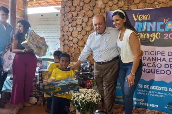 Governador Ibaneis e a primeira dama na campanha Vem Brincar Comigo