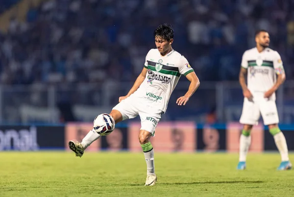 Imagem mostra jogador dominando bola de futebol - Metrópoles