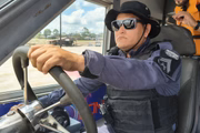 PM pilotando barco no Rio Solimões, em Tabatinga (AM)