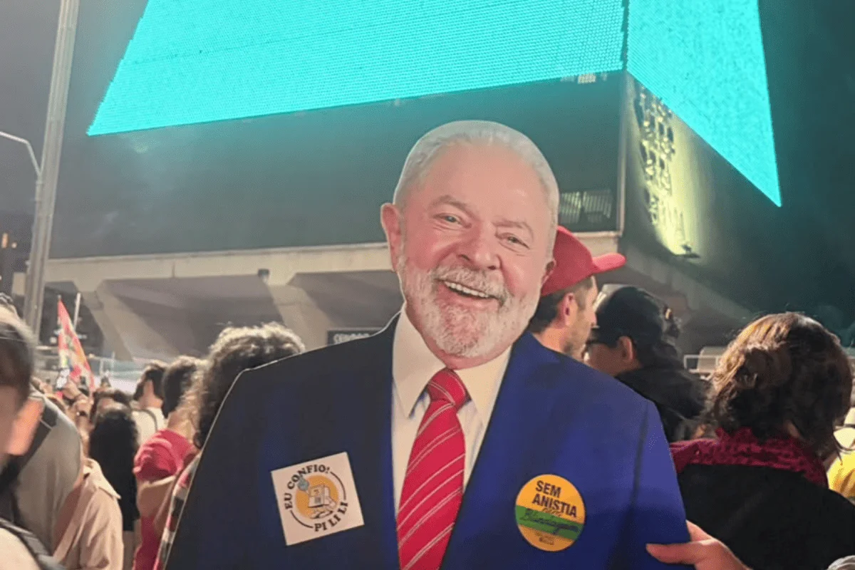 Apoiadores comemoram reeleição de Lula na Av. Paulista neste domingo (25/10). Apoiadores comemoram reeleição de Lula na Av. Paulista neste domingo (25/10).