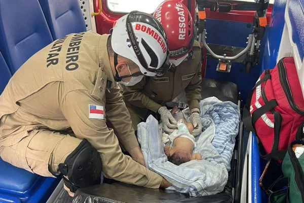 Imagem colorida de bombeiros realizando primeiros socorros em recém-nascido em Manaus - Metrópoles