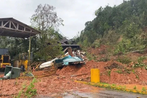 Imagem colorida de Deslizamento de terra registrado em Caxias do Sul, no Rio Grande do Sul Leia mais em https://www.tribunapr.com.br/noticias/brasil/tremor-de-terra-em-caxias-do-sul-assusta-moradores-em-meio-a-tragedia-e-tempestades/ Copyright © 2024, Tribuna do Paraná. Todos os direitos reservados. - Metrópoles