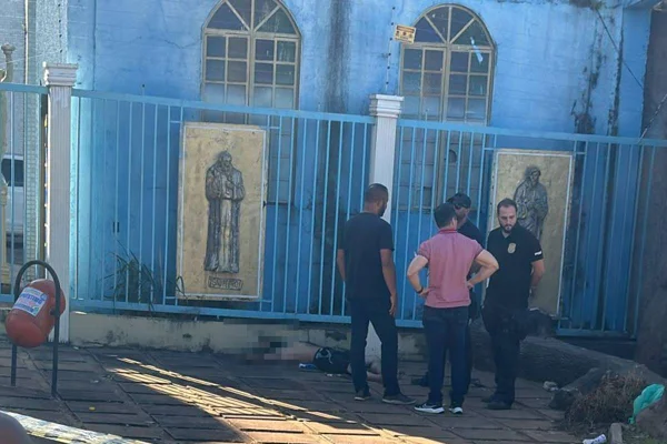 Homem é morto a facadas em frente a igreja no DF - Metrópoles