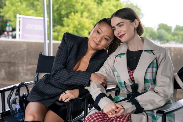Como em Emily in Paris: o que fazer se transar com o ex de uma amiga