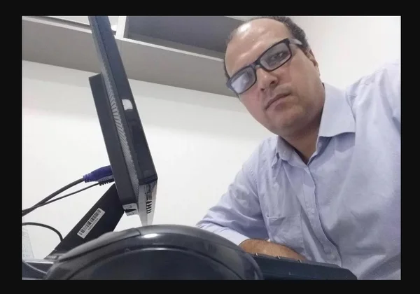 Imagem colorida de agente da PRF suspeito de receber celular como propina