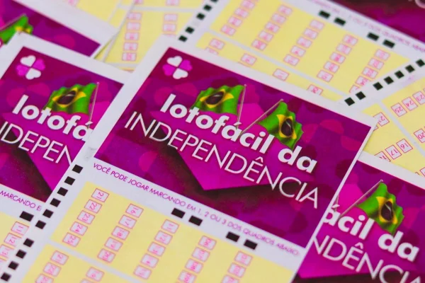 Foto colorida de cartelas de aposta da Lotofácil da Independência - Metrópoles