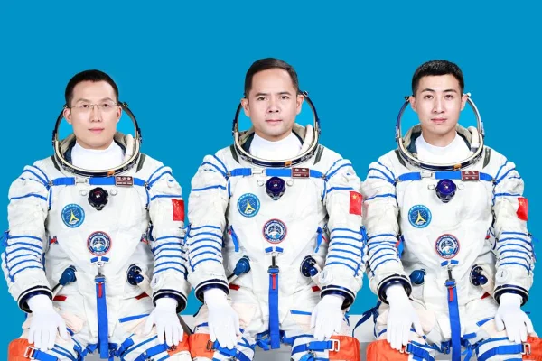 Imagem colorida mostra três astronautas chineses brancos e de cabelos pretos - Metrópoles