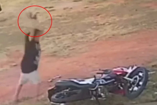 Em fúria, mulher quebra moto do vizinho a pedradas no DF