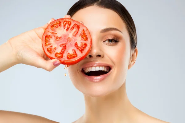 Guru antienvelhecimento conta como usar o tomate para ficar mais jovem