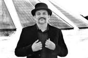 Cantor e compositor também liderou a banda Sem Destino, que se apresentou no Rock in Rio 2001 Cantor e compositor também liderou a banda Sem Destino, que se apresentou no Rock in Rio 2001