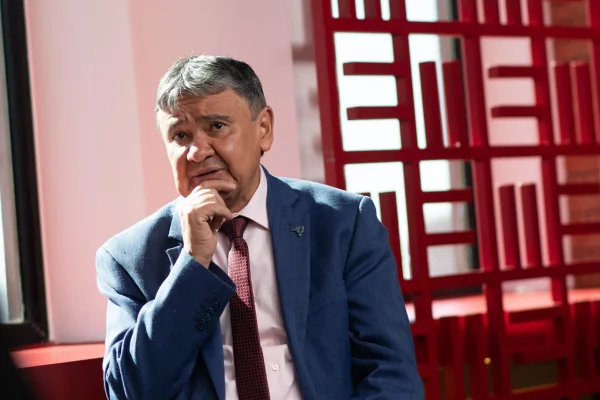 Imagem colorida do ministro Wellington Dias, no estúdio do Metrópoles - Metrópoles