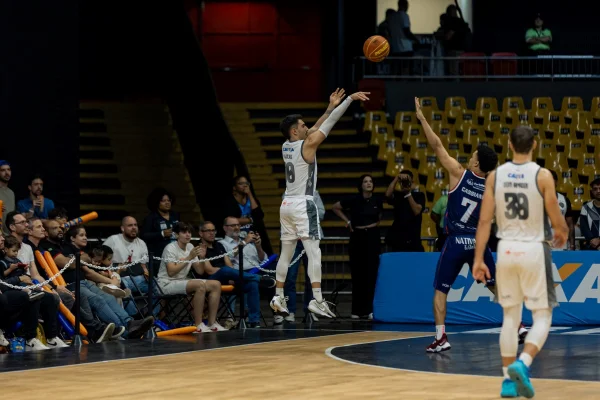 Imagem colorida de jogo de basquete