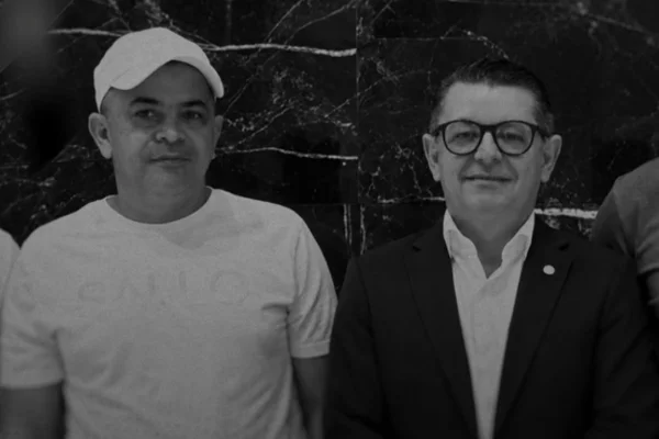 Imagem colorida mostra deputado do PT Nizo Costa e o irmão, Antonio Valtenir Costa - Metrópoles
