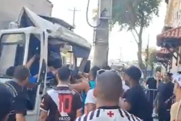 Caminhão bate em São Januário - Metrópoles