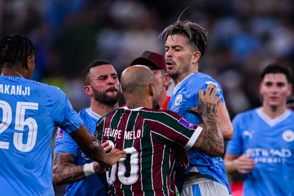 Imagem colorida de Felipe Melo empurrando Jack Grealish - Metrópoles