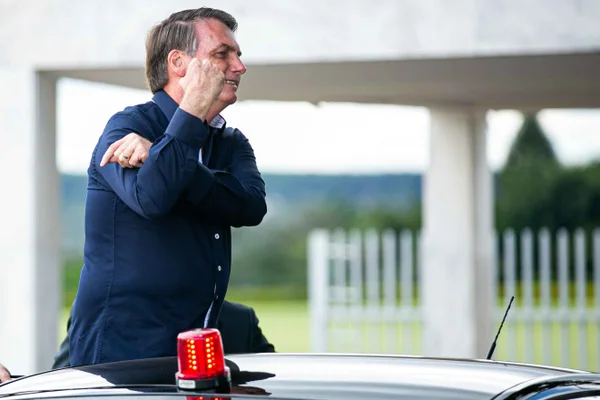 Presidente Jair Bolsonaro faz gesto de banana para imprensa