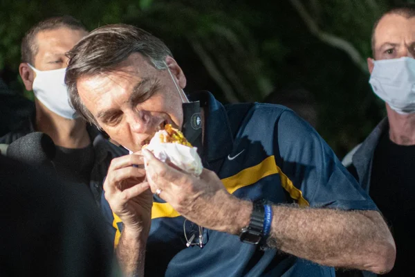 Bolsonaro come cachorro-quente na 104 norte