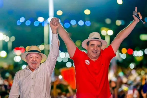 Lula divide palanque com fiscal suspeito de aumentar o próprio salário
