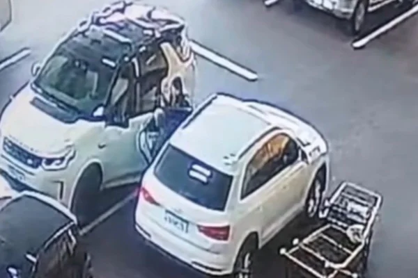 Imagem colorida mostra sequestro em estacionamento de supermercado em SP. Metrópoles