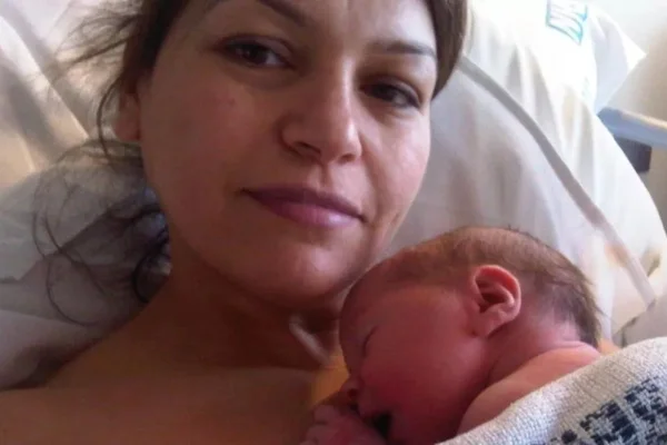 Mãe é criticada ao induzir o parto para escolher o signo da filha