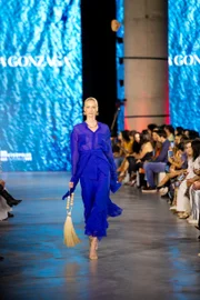 Vivi Orth no desfile da Letícia Gonzaga
