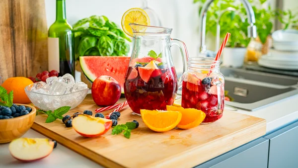 Sangria refrescante com frutas e vinho tinto para surpreender no Natal