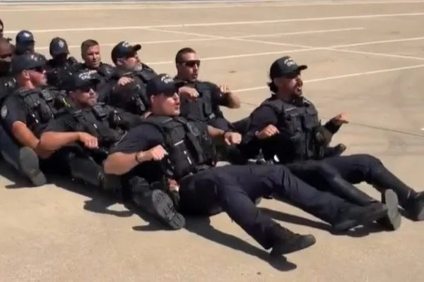 Foto colorida de policiais de Dallas - Metrópoles