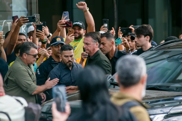 Apoiadores de Bolsonaro fazem ato em frente ao hospital em que ele realiza procedimento