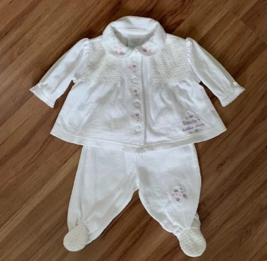 Ticiane Pinheiro colocou as roupinhas da filha, Manuella, à venda no brechó Ticiane Pinheiro colocou as roupinhas da filha, Manuella, à venda no brechó