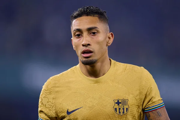 Raphinha se desculpa após xingar Xavi em substituição no Barcelona