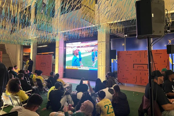 Famílias assistem estreia do Brasil na Copa no Museu do Futebol